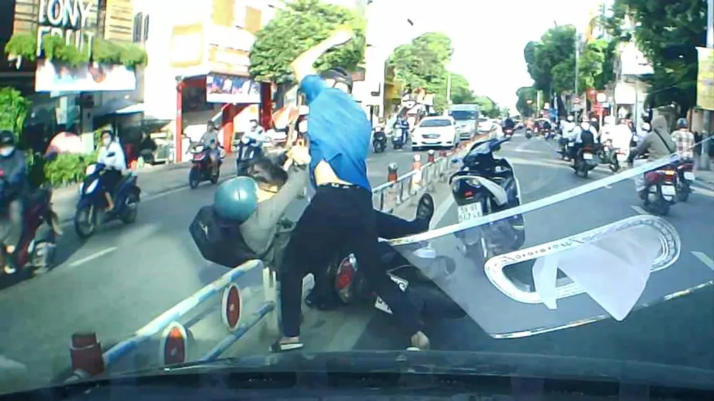 Nam thanh niên vô cớ đánh người sau va quẹt giao thông ở Quận 4