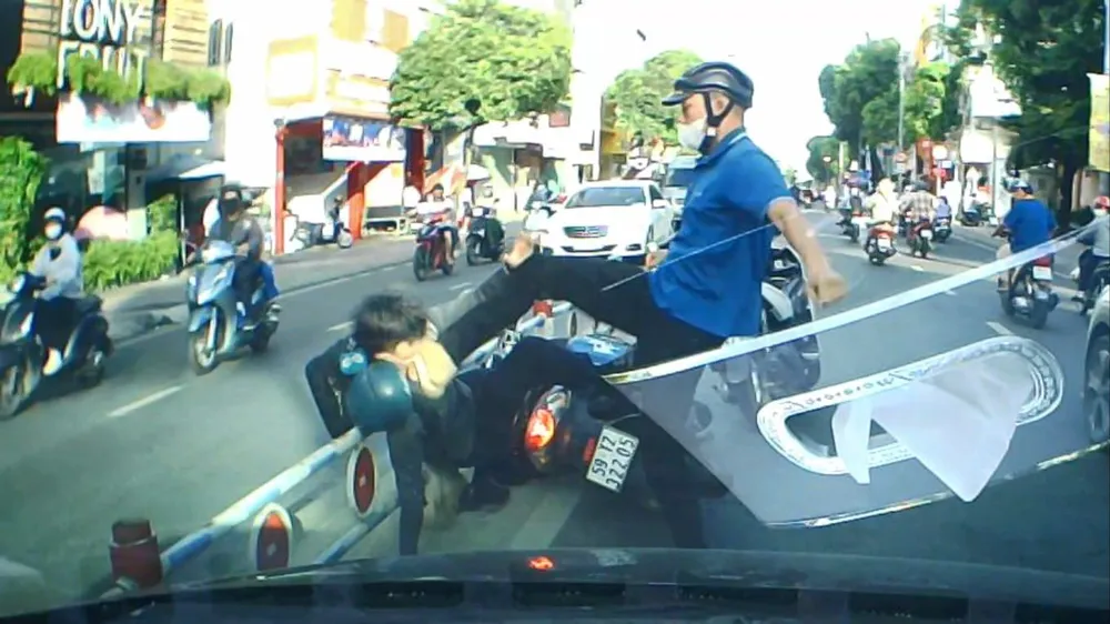 Bắt khẩn cấp người đàn ông đánh cô gái trên đường Khánh Hội