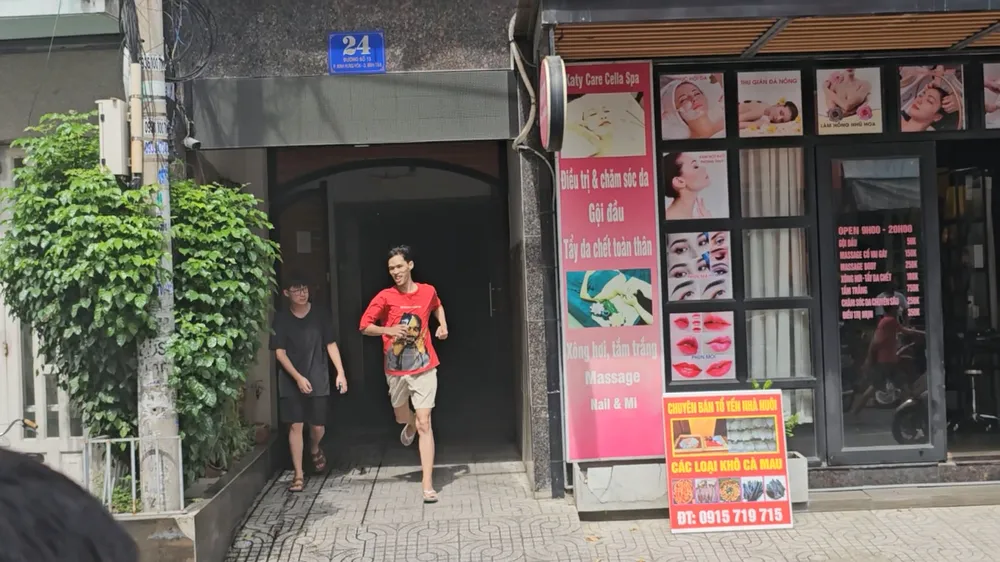 Cháy nhà cao tầng ngăn phòng cho thuê, người thuê trọ hoảng loạn tháo chạy