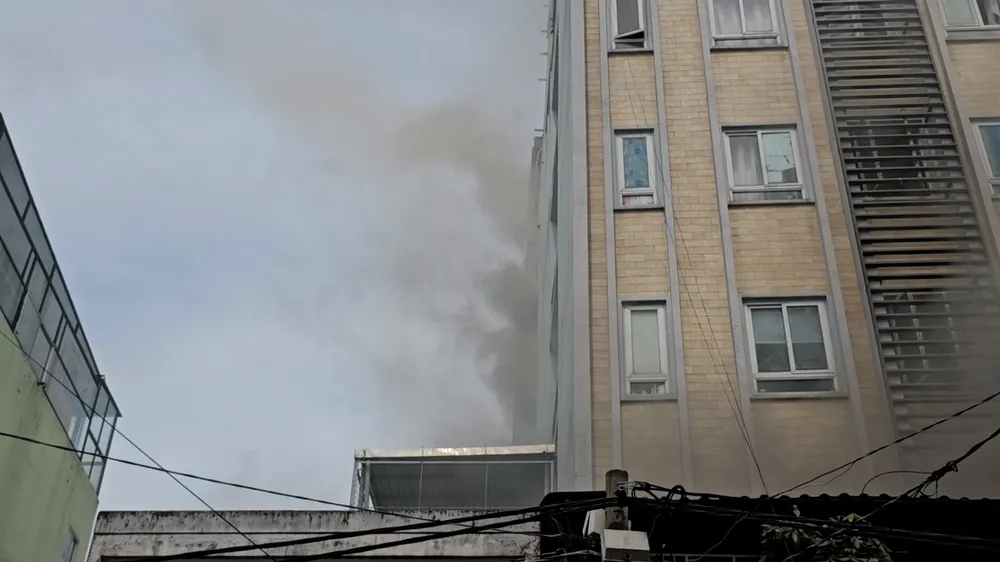 Cháy nhà cao tầng ngăn phòng cho thuê, người thuê trọ hoảng loạn tháo chạy