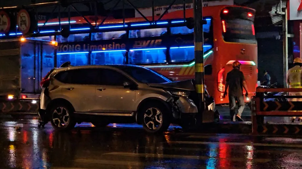 Cảnh sát dầm mưa điều tiết giao thông sau va chạm 2 ô tô trên Quốc lộ 1