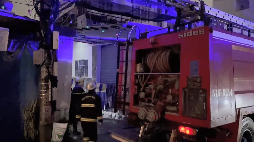 Cháy nổ dữ dội nghi từ hệ thống điện năng lượng mặt trời ở Gò Vấp