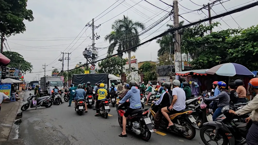 Cảnh sát phong tỏa 200m đường Nguyễn Thị Tú sau tai nạn chết người