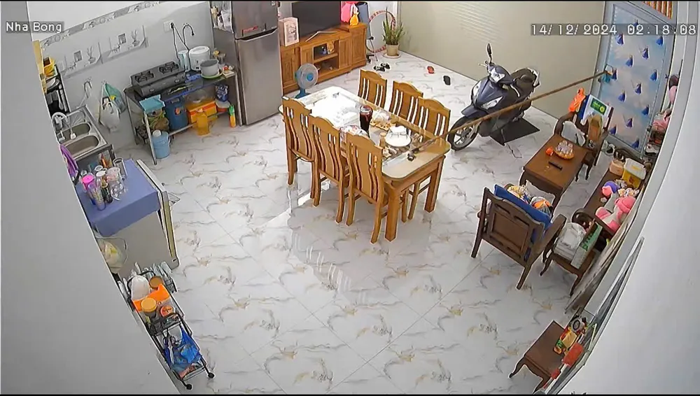 Kẻ gian dùng sào lấy chìa khóa, ngang nhiên mở cửa trộm tài sản