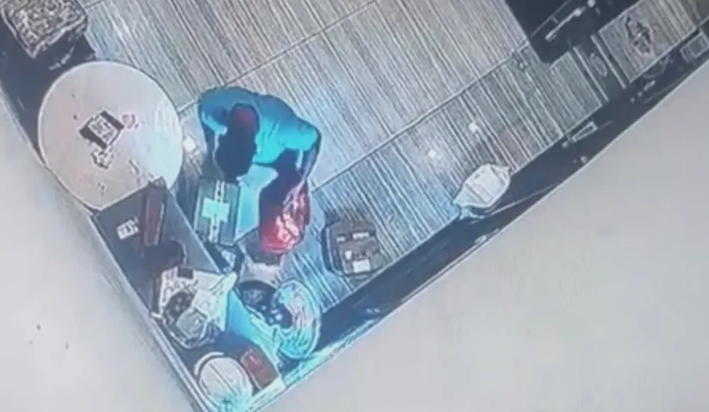 Người đàn ông vào sảnh chung cư trộm 11 cái đầm giá 10 triệu