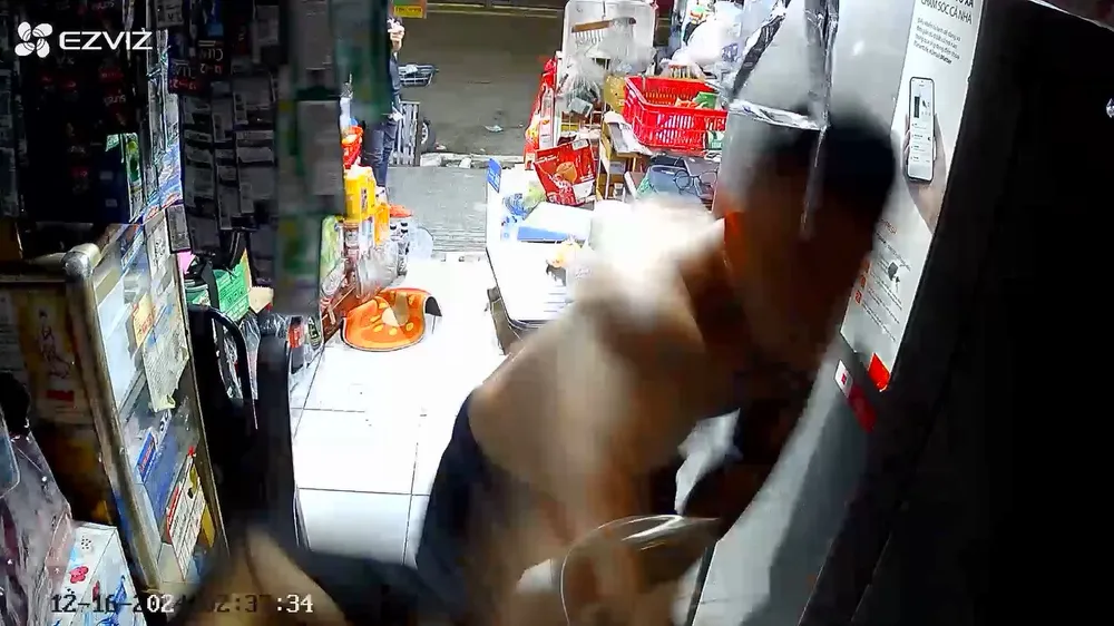 2 giờ sáng vô tạp hóa mua dao bị từ chối, đánh luôn nữ chủ quán