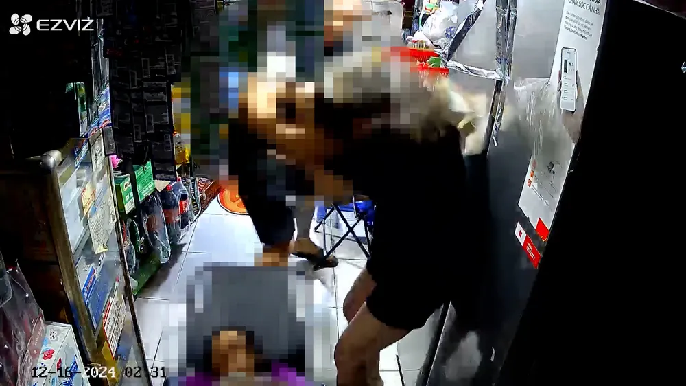 2 giờ sáng vô tạp hóa mua dao bị từ chối, đánh luôn nữ chủ quán