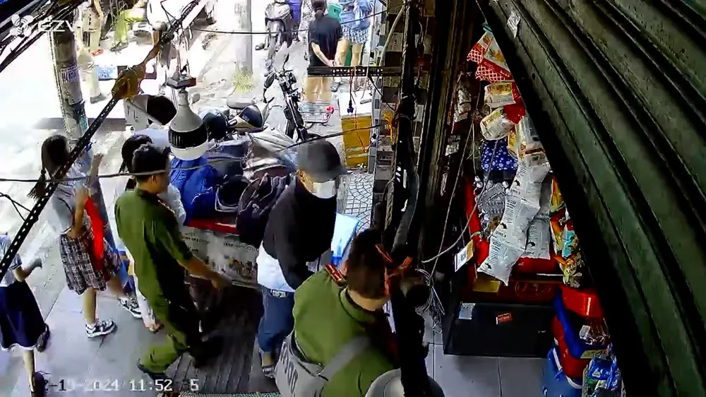 Nam thanh niên mua dao, đánh chủ quán ở Tân Phú được đưa trở lại hiện trường