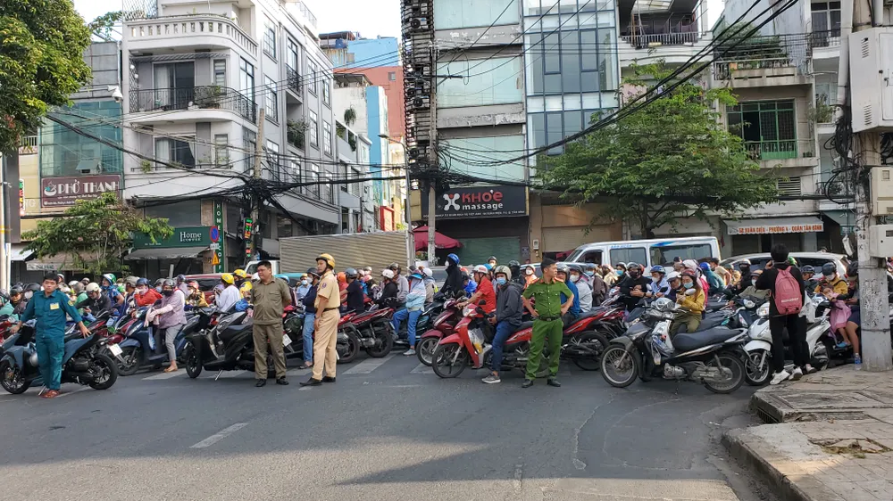 nhieu-duong-o-quan-tan-binh-ket-cung-vi-chay-nha-tren-duong-xuan-hong (10).jpg