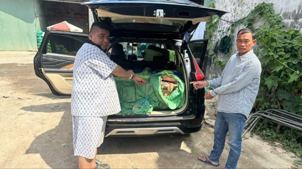 2-nguoi-lai-o-to-cho-hon-3-ta-phao-tu-mien-tay-len-tp-hcm-giao (3).jpg