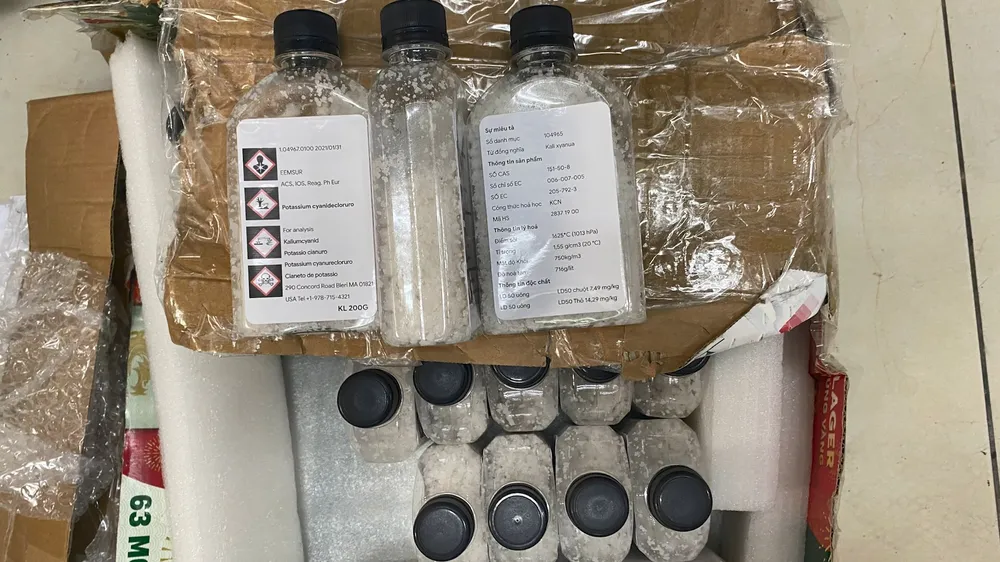 ố lượng lớn chất độc xyanua bị công an thu giữ. Ảnh: CA