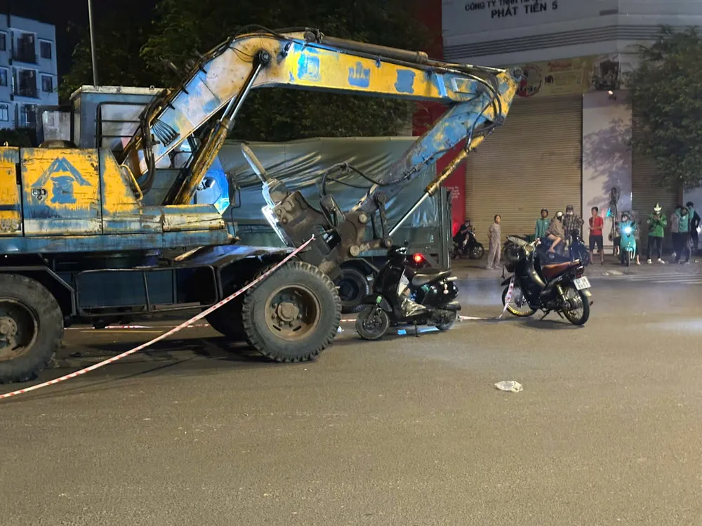 Cảnh sát phong tỏa một đoạn đường Lê Trọng Tấn sau tai nạn chết người