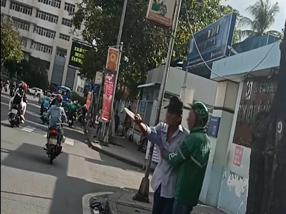 Công an xác minh clip người đàn ông cầm dao đe dọa trước cổng bệnh viện Gia Định