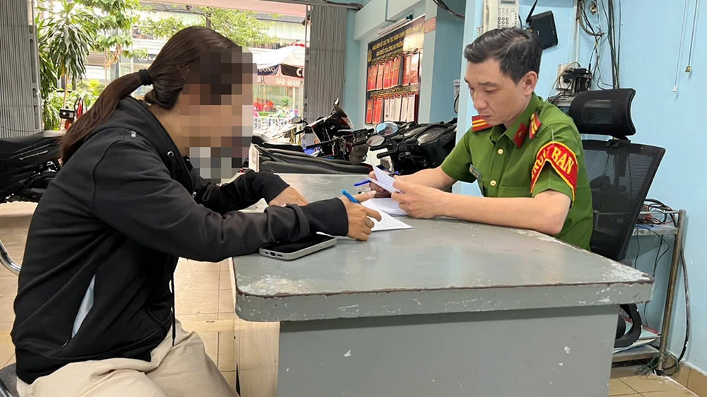 Cô gái thay mẹ lãnh hơn 137 triệu đồng tiền trúng vé số rồi hoang báo cướp