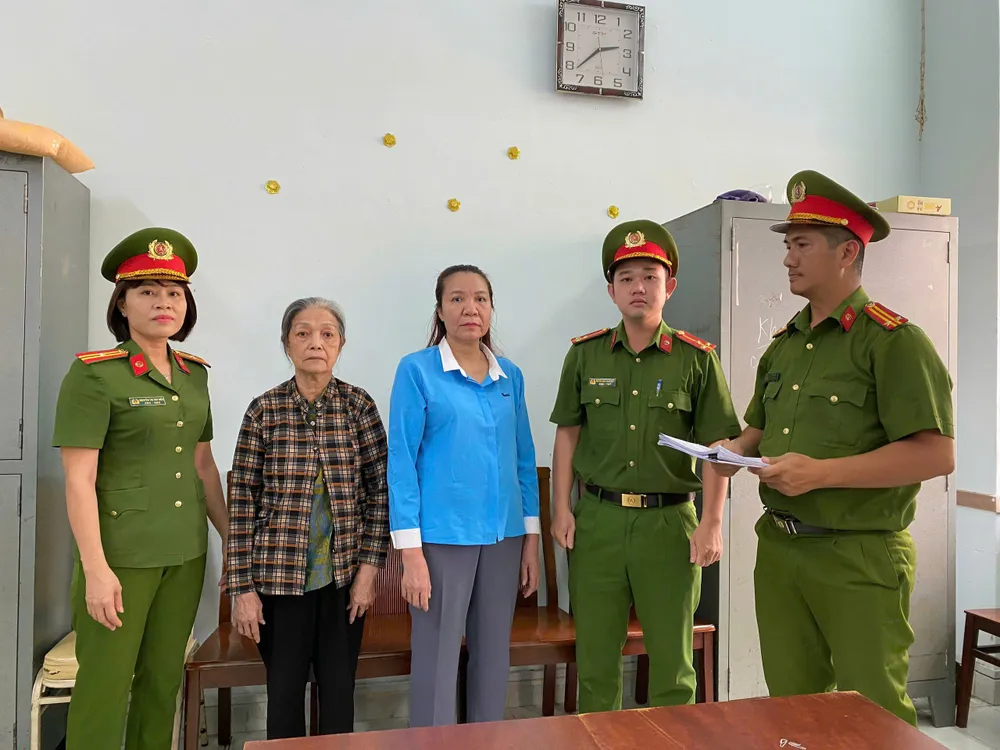 Công an đọc lệnh bắt bà Hương. Ảnh: CA