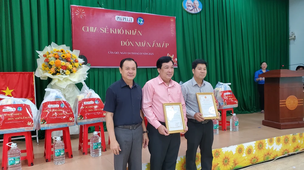 Chia sẻ khó khăn - Đón Xuân ấm áp: Hỗ trợ quà Tết cho người dân khó khăn tại Cần Giờ.jpg