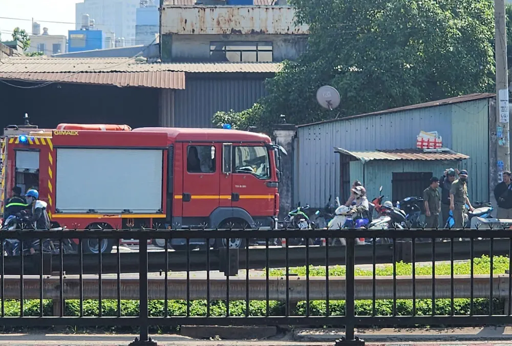 Cảnh sát phong tỏa một đoạn quốc lộ 1 đoạn qua hiện trường vụ cháy. Ảnh: HT