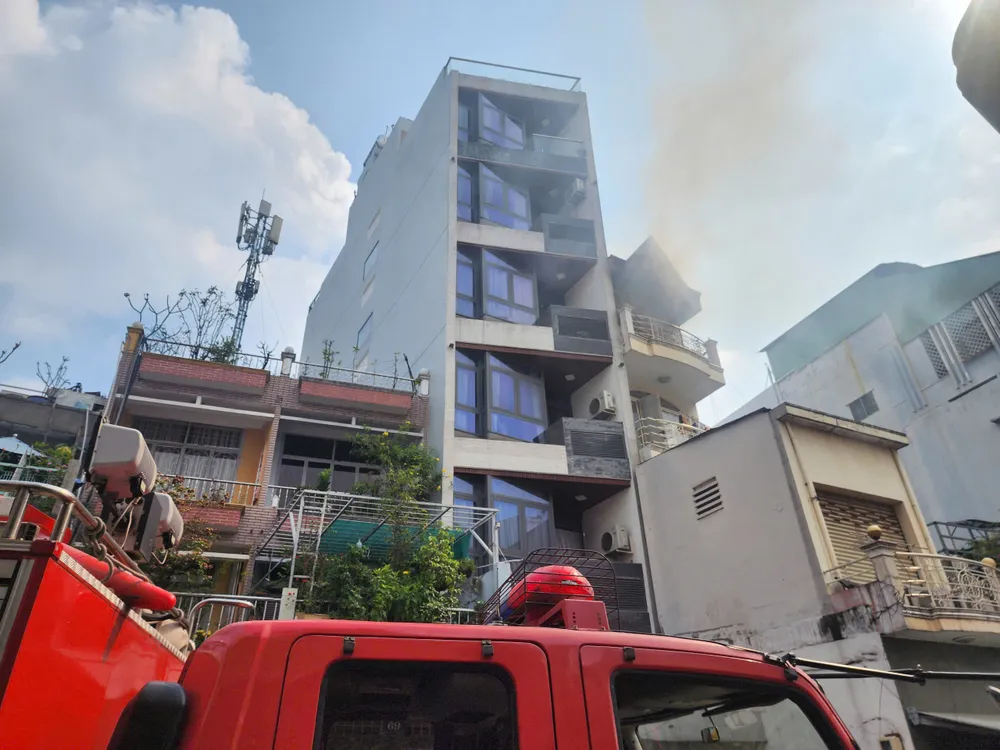 Cháy nhà ngăn phòng cho thuê ở quận 10, nhiều người hoảng loạn