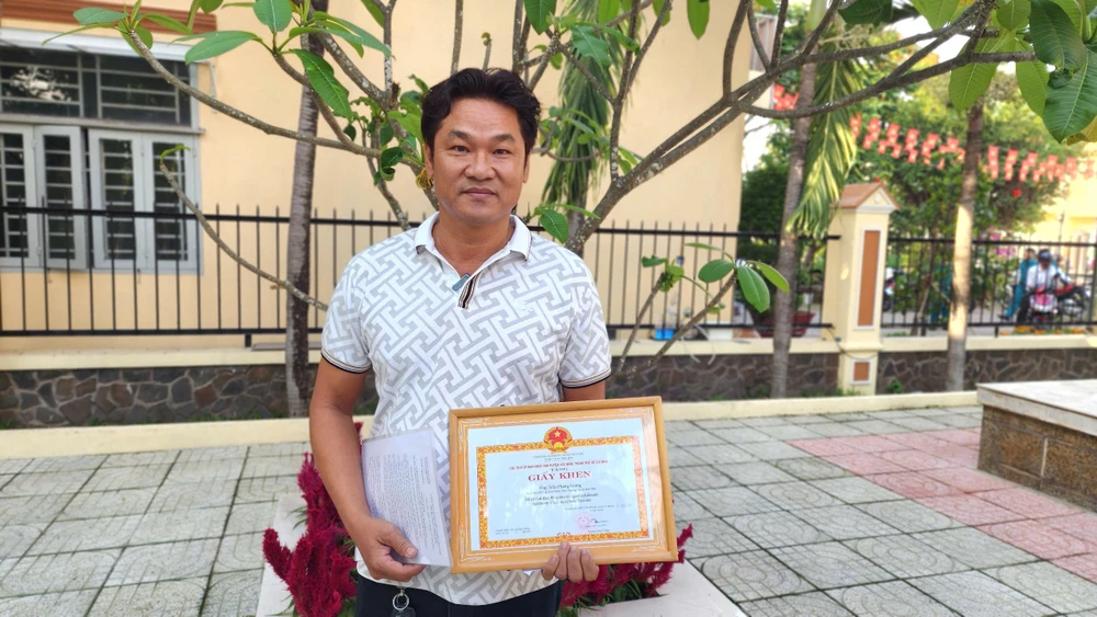 khen-thuong-nguoi-day-cay-chuoi-roi-nhay-xuong-song-cuu-1-phu-nu-o-hoc-mon (1).jpg