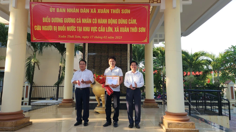 Khen thưởng người đẩy cây chuối rồi nhảy xuống sông cứu 1 phụ nữ ở Hóc Môn