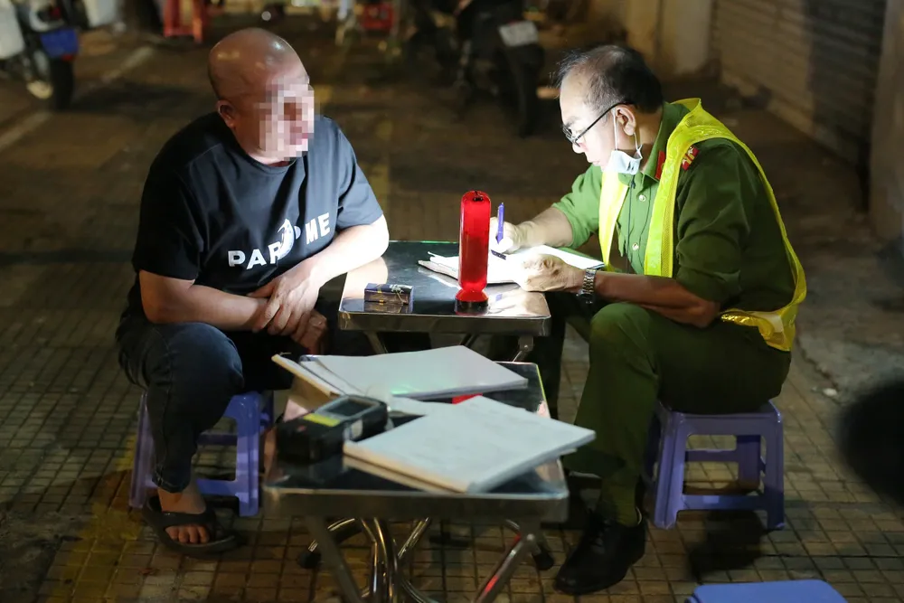 nhau-xin-chay-xe-dap-bi-csgt-phat-500-000-dong (1).jpg