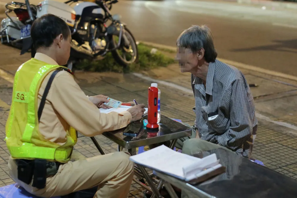 Nhậu xỉn, chạy xe đạp bị CSGT phạt 500.000 đồng