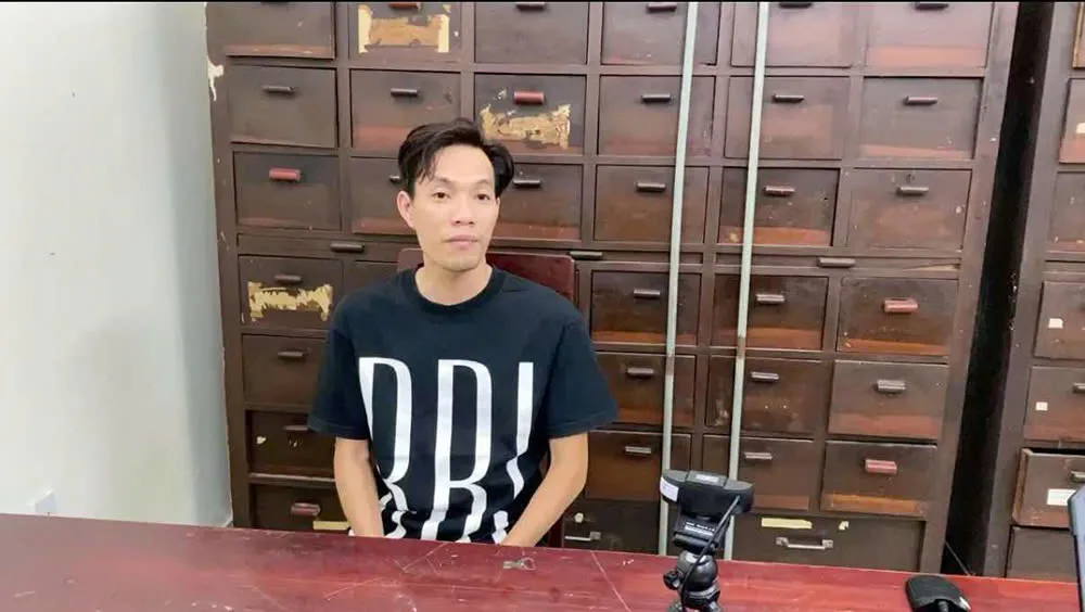 Bắt giam người đàn ông chọc ghẹo cô gái, đập phá quán gà ở Tân Bình