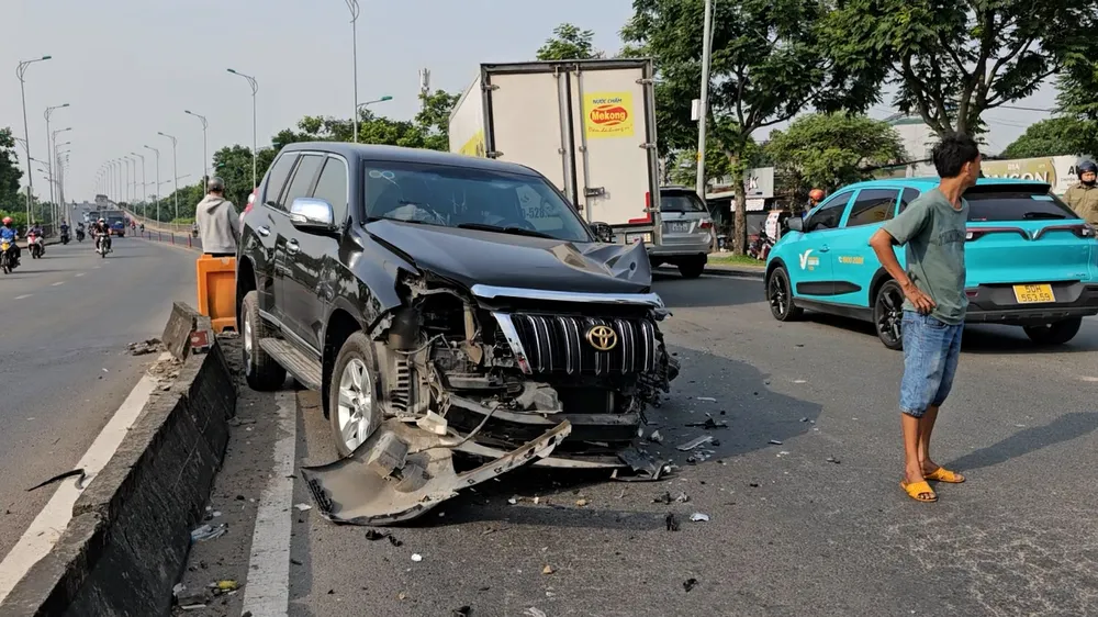 Va chạm ô tô 7 chỗ và xe tải ở Hóc Môn, giao thông ùn ứ