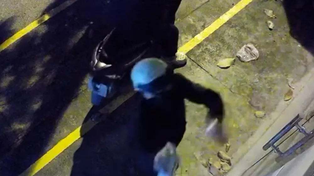 Tá hỏa phát hiện cửa hàng hoa bị xịt sơn, tạt mắm tôm ở Hóc Môn