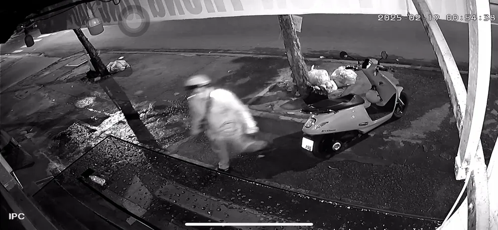 Thanh niên dán đè mã QR chuyển tiền ở Hóc Môn trong đêm