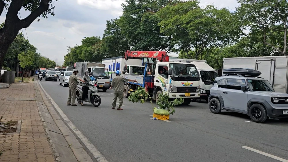 Đường Trần Văn Giàu ùn ứ kéo dài sau tai nạn chết người