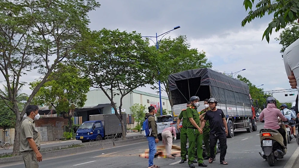 Đường Trần Văn Giàu ùn ứ kéo dài sau tai nạn chết người