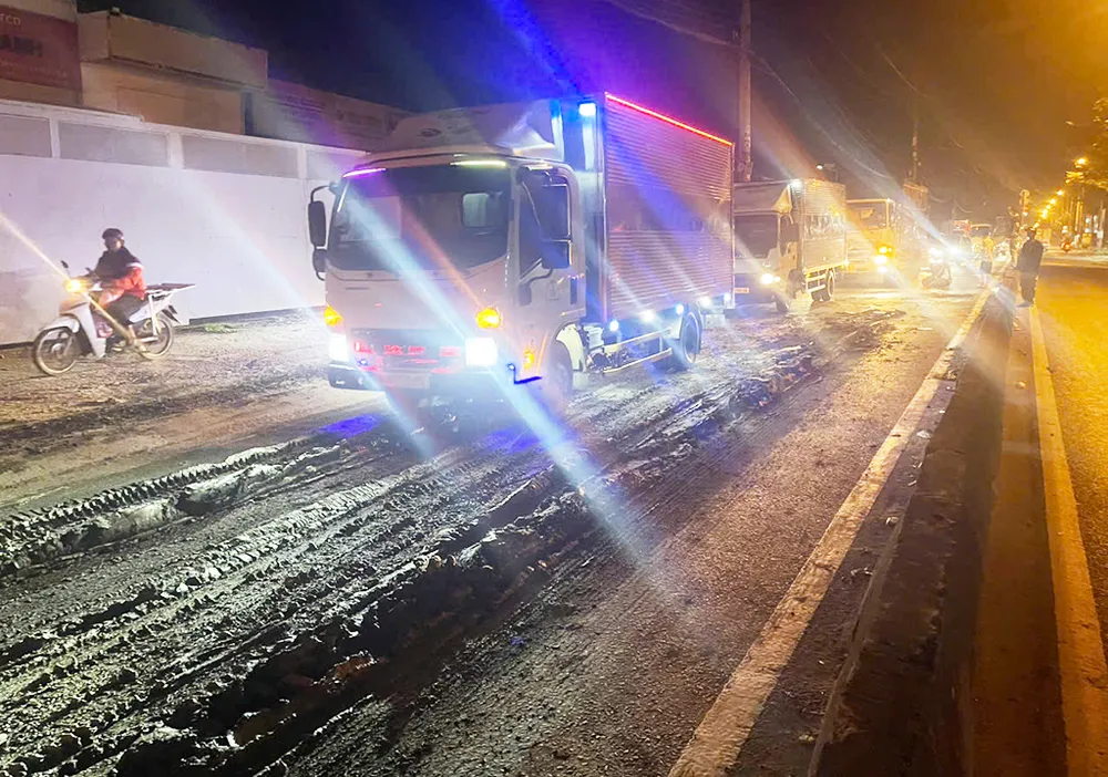 Xe ben đổ nhiều tấn bùn đất ra đường, nhiều người đi xe máy trượt té ở Hóc Môn