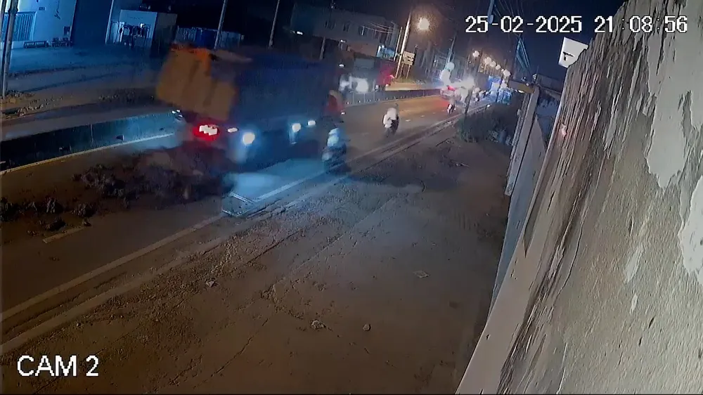 Xe ben đổ nhiều tấn bùn đất ra đường, nhiều người đi xe máy trượt té ở Hóc Môn