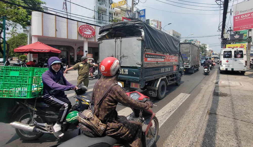Tai nạn chết người trên đường Phan Huy Ích, giao thông ùn ứ