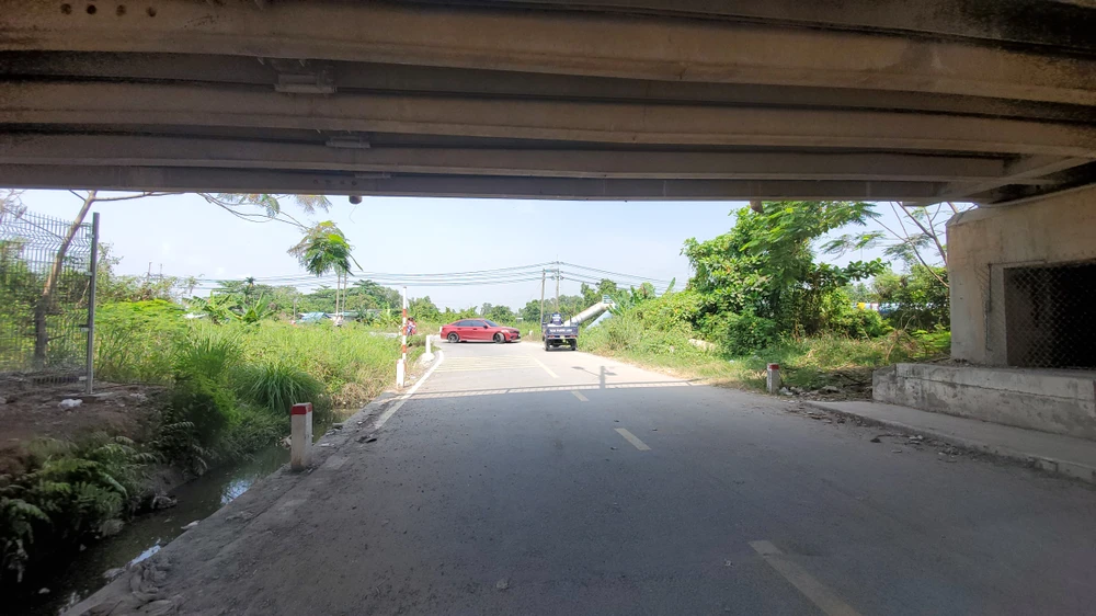 Các ô tô phải quay đầu, chọn lộ trình khác. Ảnh: NT khung-gioi-han-chieu-cao-da-cau-xang-thuong-xuyen-bi-pha-hoai-cong-an-dang-truy-tim-thu-pham-1.jpg
