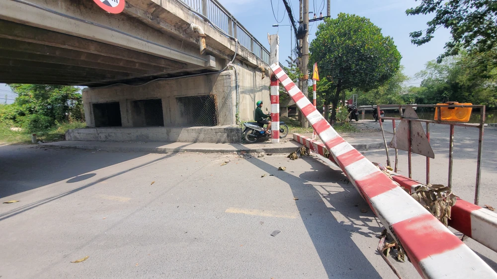 Theo UBND xã Tân Hiệp, trong ngày sẽ xử lý, khôi phục lại hiện trạng ban đầu của khung giới hạn chiều cao. Ảnh: NT khung-gioi-han-chieu-cao-da-cau-xang-thuong-xuyen-bi-pha-hoai-cong-an-dang-truy-tim-thu-pham.jpg