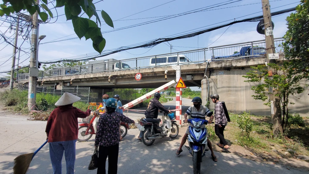 Người dân cho biết khung giới hạn chiều cao bị tông ngã chừng 4 đến 5 ngày nay. Ảnh: NT khung-gioi-han-chieu-cao-da-cau-xang-thuong-xuyen-bi-pha-hoai-cong-an-dang-truy-tim-thu-pham-9.jpg