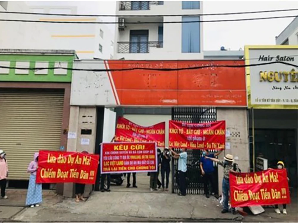 Các bị hại tìm đến công ty Địa ốc Vina Land để yêu cầu trả lại tiền. Ảnh: HT cong-an-tp-hcm-truy-na-chu-tich-hdqt-cong-ty-bat-dong-san-lua-tram-ti-1.jpg