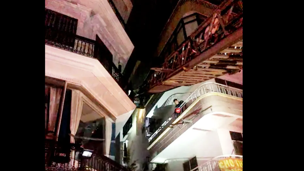 Cháy nhà 5 tầng ở quận Tân Bình, 6 người thoát nạn may mắn