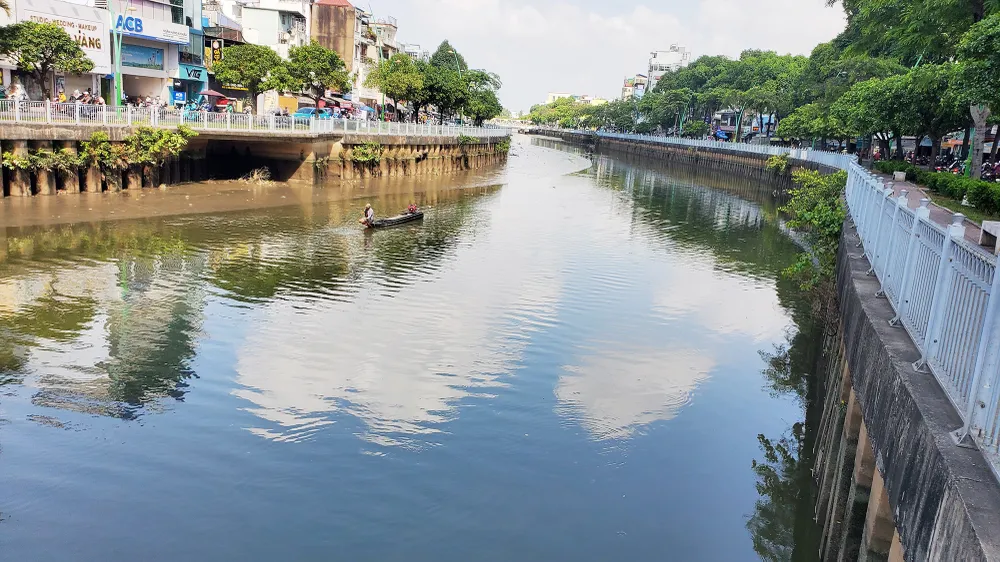 4 ghe máy thản nhiên chích điện bắt cá trên kênh Nhiêu Lộc – Thị Nghè