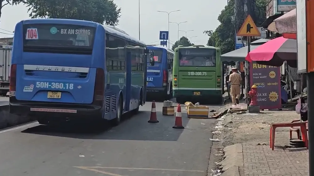 Người phụ nữ khiếm thị bán vé số bị xe buýt cán khi vừa xuống xe buýt