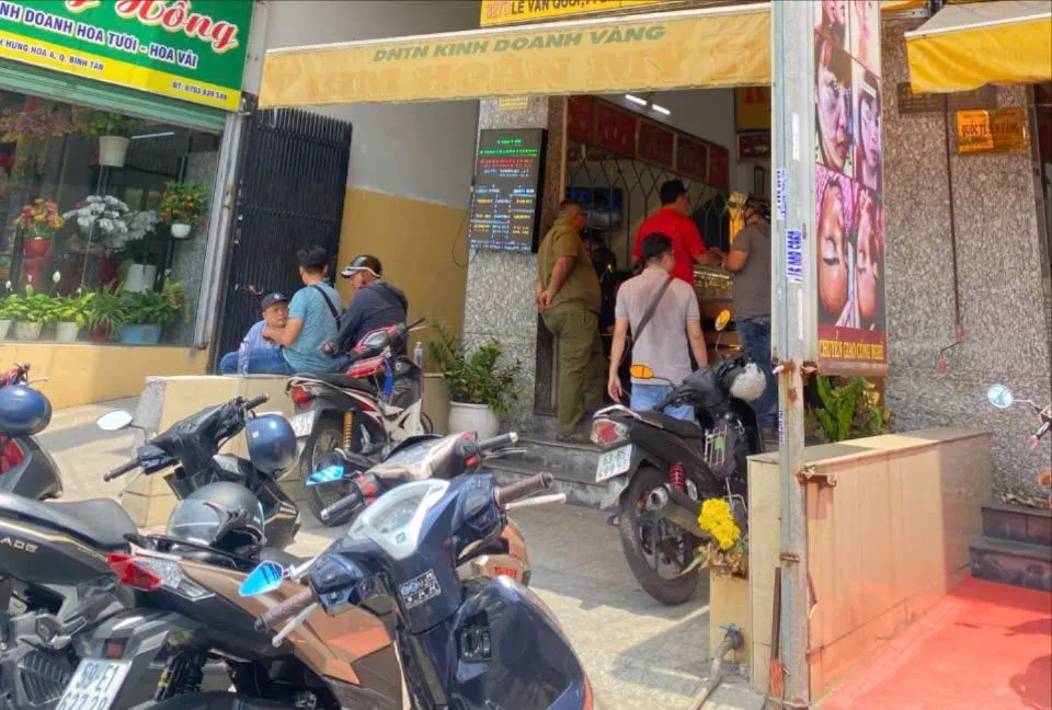 Công an tới tiệm vàng, thu hồi tang vật trong vụ cướp giật. Ảnh: HT thanh-nien-cuop-giat-day-chuyen-39-trieu-roi-ve-ngu-voi-ban-gai-thi-bi-bat-1.jpg