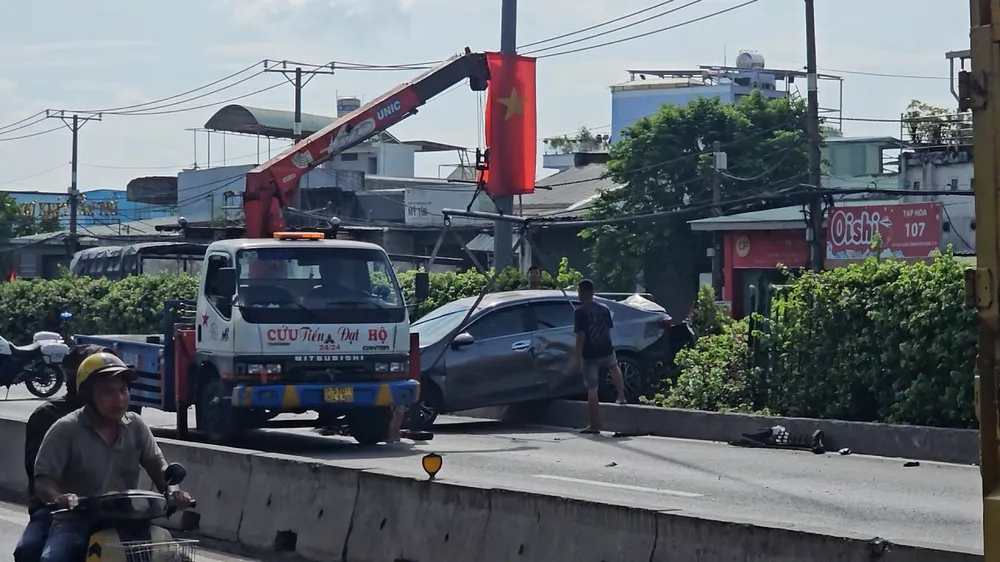 Va chạm xe container trên đường Đỗ Mười