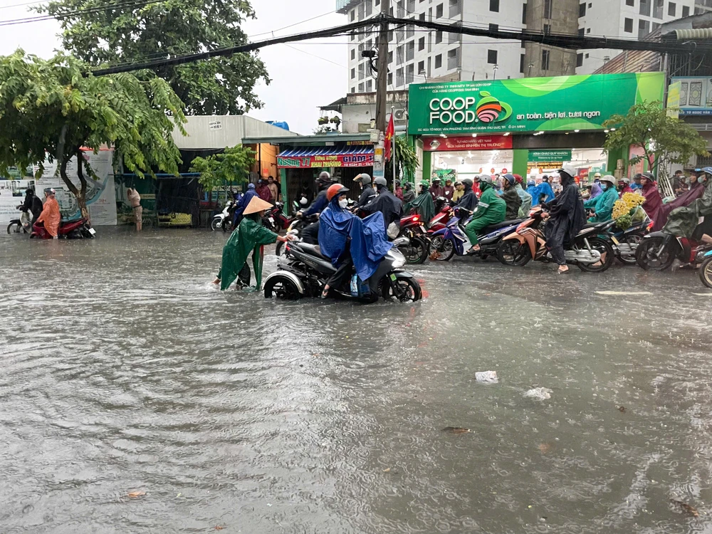 Mưa lớn, đường ngập khiến cuộc sống của người dân TP.HCM vào sáng sớm đảo lộn. Ảnh: NT mua-lon-sang-som-nhieu-tuyen-duong-tp-hcm-ngap-nang-2.jpg