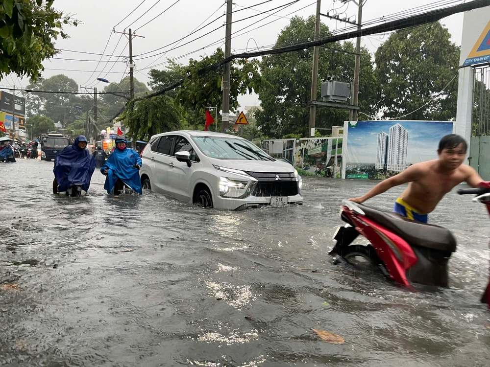 Trong khi đó, trên đường Song Hành, quận 12 cũng ngập sâu. Ảnh: NT mua-lon-sang-som-nhieu-tuyen-duong-tp-hcm-ngap-nang-3.jpg