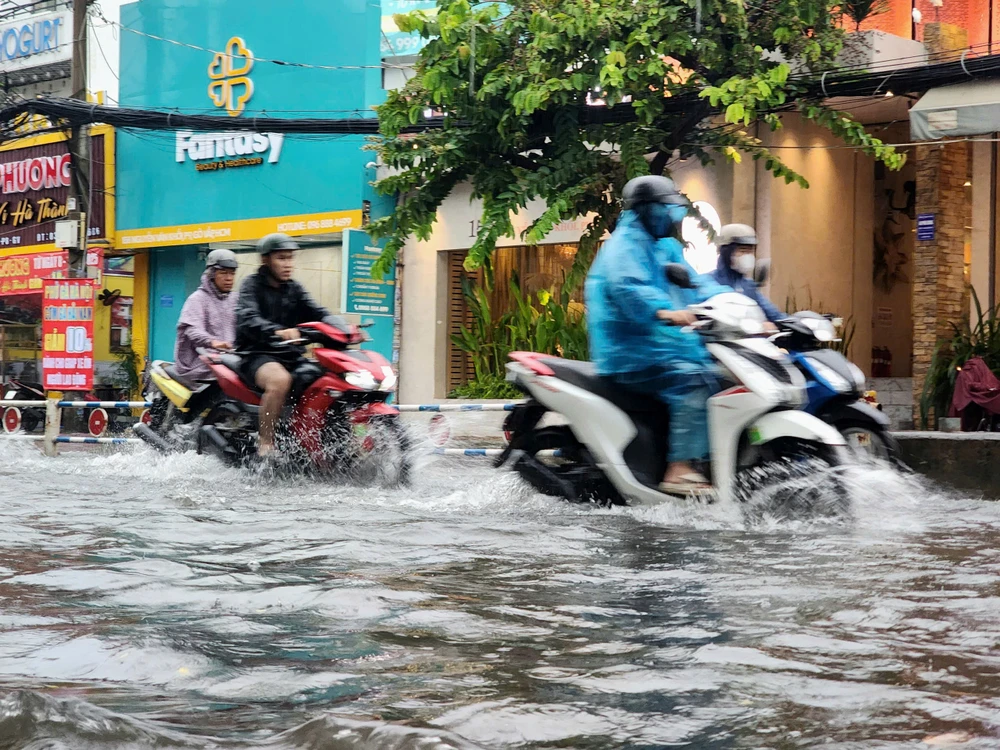 Các phương tiện giao thông di chuyển khó khăn trên đường Nguyễn Văn Khối. Ảnh: NT mua-lon-sang-som-nhieu-tuyen-duong-tp-hcm-ngap-nang-5.jpg