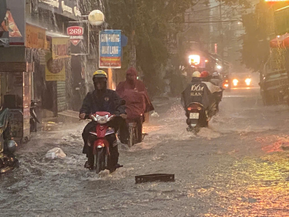 Các tuyến đường ở quận Gò Vấp ngập nặng. Ảnh: NT mua-lon-sang-som-nhieu-tuyen-duong-tp-hcm-ngap-nang.jpg