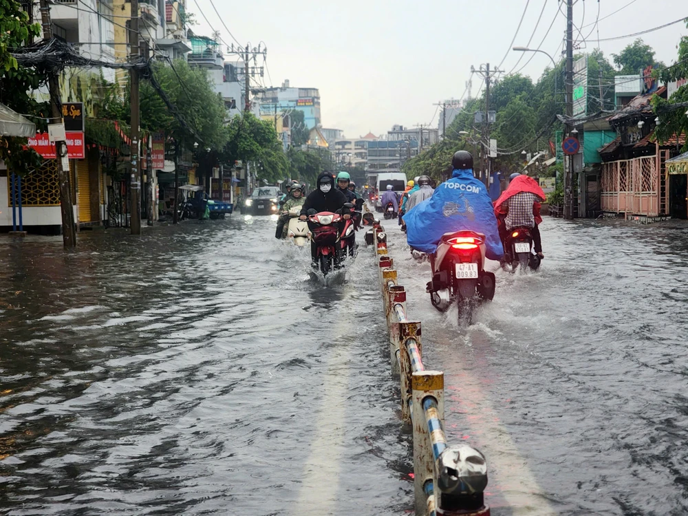 Đường Nguyễn Văn Khối, quận Gò Vấp cũng ngập khá nặng, cục bộ ở nhiều đoạn. Ảnh: NT mua-lon-sang-som-nhieu-tuyen-duong-tp-hcm-ngap-nang-6.jpg