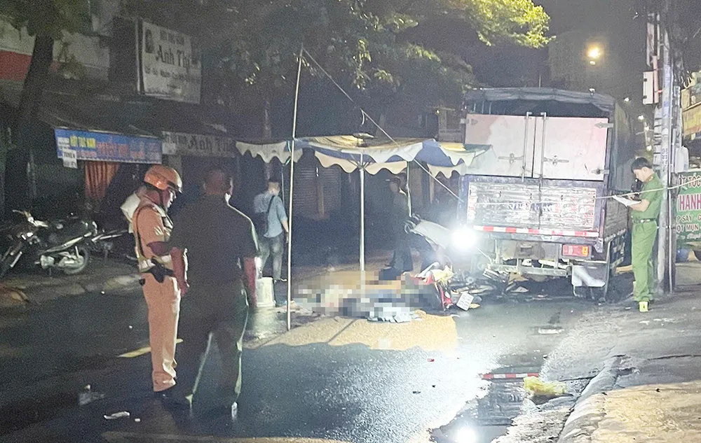 Tông thẳng vào đuôi xe tải trong đêm, hai người thương vong